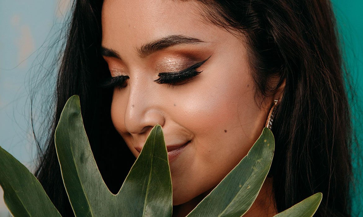 La gran protagonista de este maquillaje para ojos marrones es la paleta Eye Go Wild de  L’Oréal Paris.